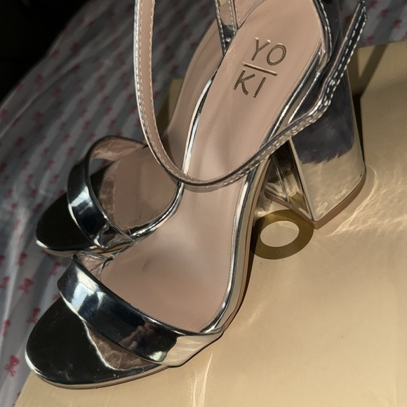 Silver Heels - Picture 2 of 4